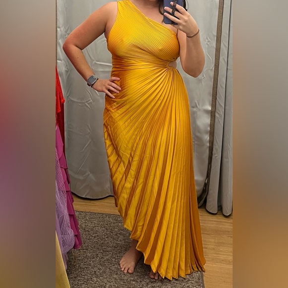 Fun one shoulder dress with cute cut out on side. Brand new with tag on - Picture 2 of 3